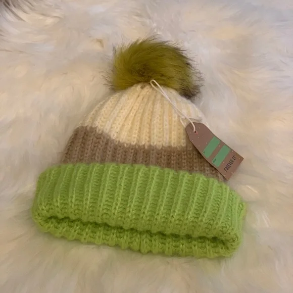 ✨NWT forever21 faux fur Pom Pom winter hat OS - Picture 2 of 4